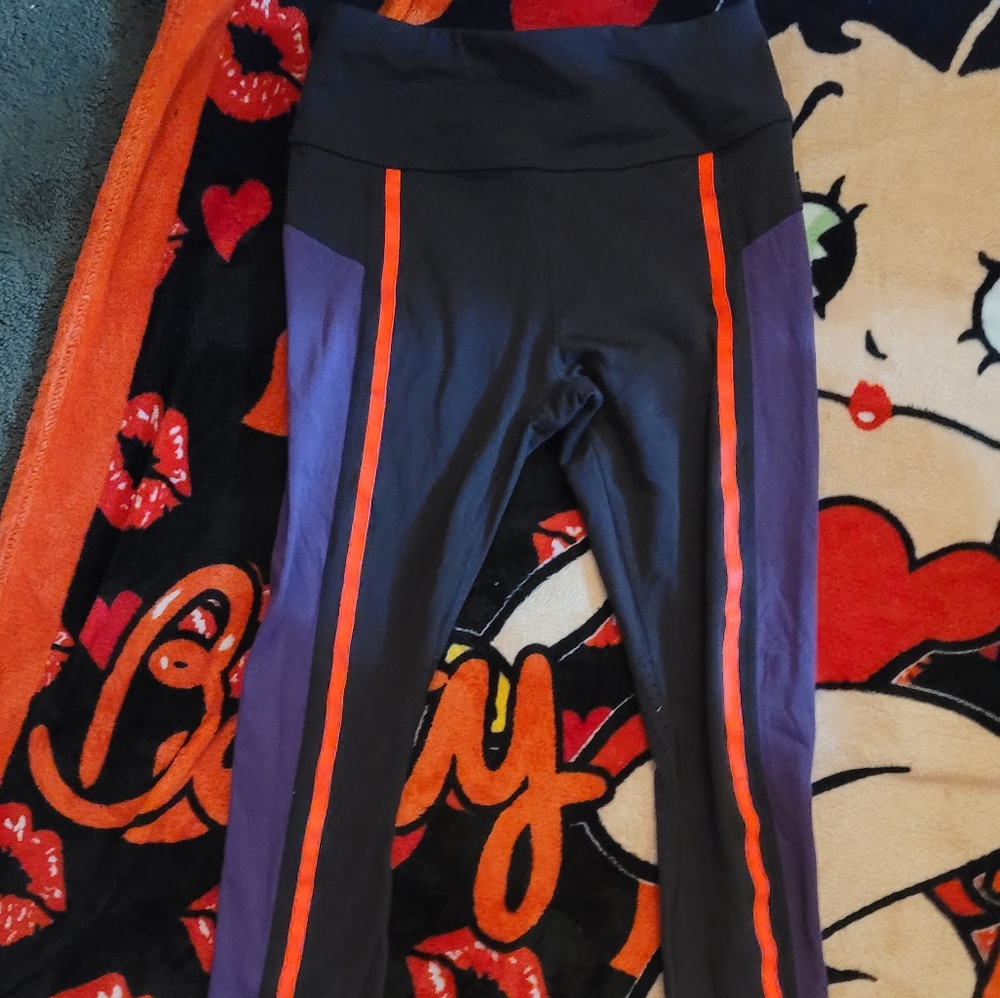 Avia cropped legging with high vision stripe back pocket